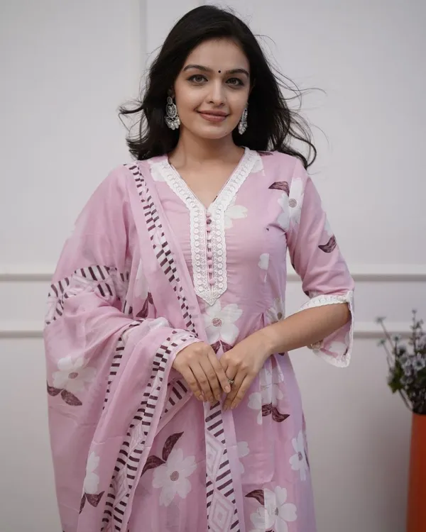 Pink_Floral_Printed_Kurta_Pant_&_Dupatta_For_Women