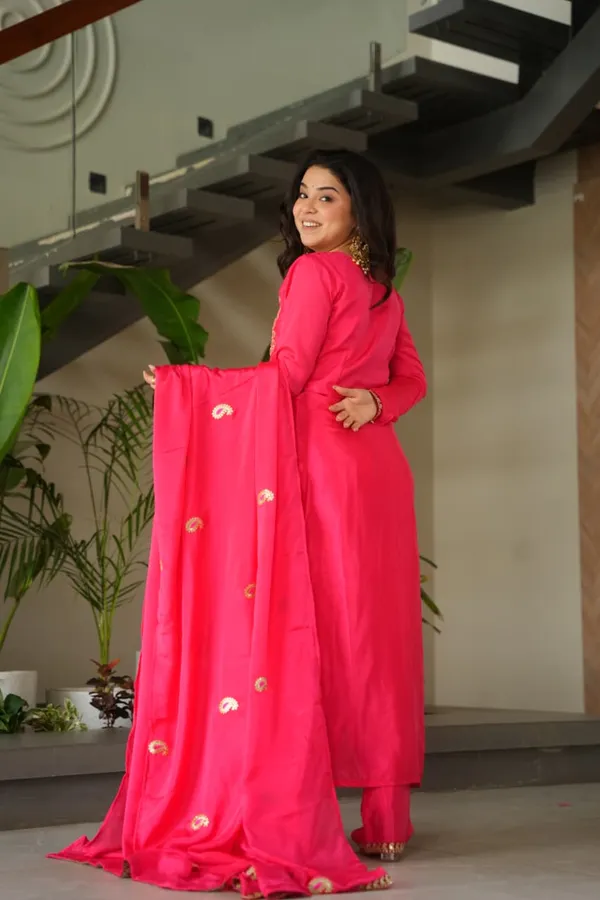 Fuchsia_Embroidered_Punjabi_Suit_Set