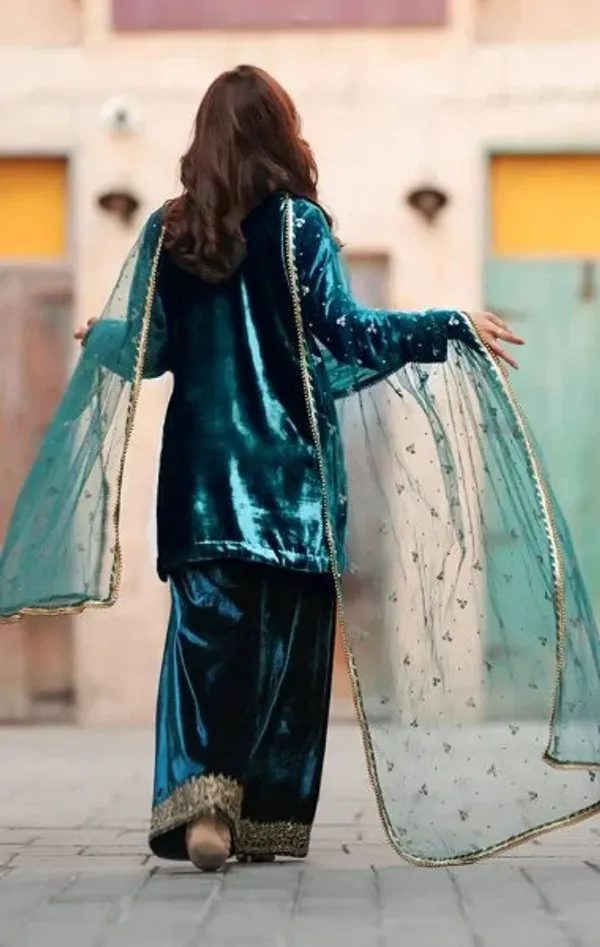 Noor-e-Teal_Luxe_Velvet_Kurta_Set