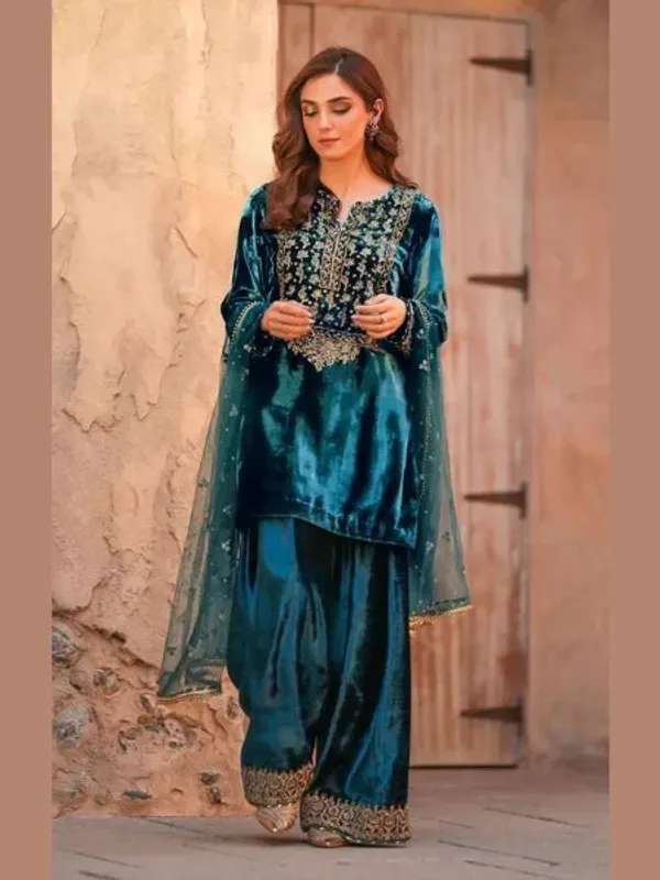 Noor-e-Teal_Luxe_Velvet_Kurta_Set
