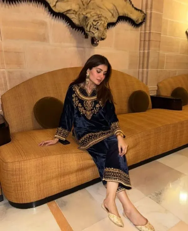 Navy_Velvet_Embroidered_Kurta_Plazzo