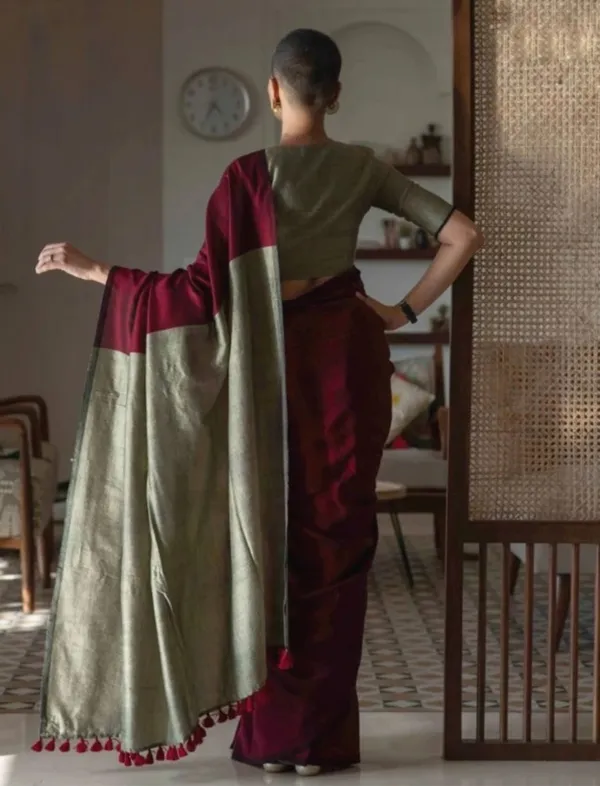 Maroon_&_Grey_Cotton_Blend_Handloom_Solid/Plain_Saree_For_Women