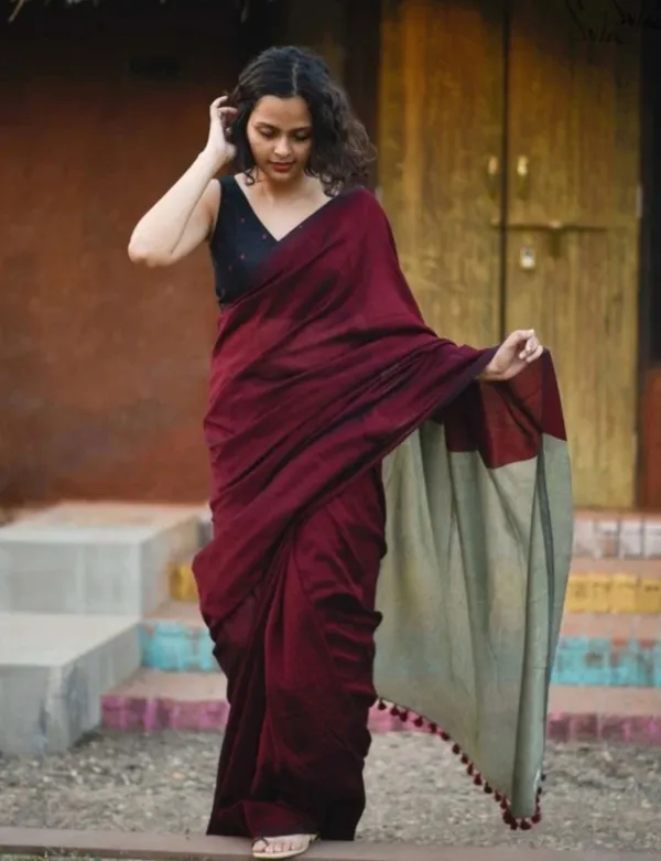 Maroon_&_Grey_Cotton_Blend_Handloom_Solid/Plain_Saree_For_Women
