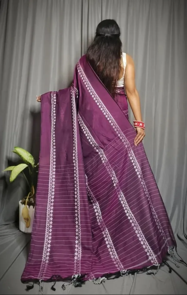 Magenta_Pure_Cotton_Handloom_Embroidered_&_Woven_&_Geometric_Print_&_Self_Design_&_Solid/Plain_Saree_For_Women