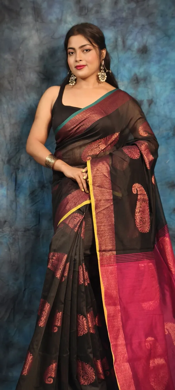 Black_&_Magenta_Pure_Cotton_Handloom_Paisley_Saree_For_Women