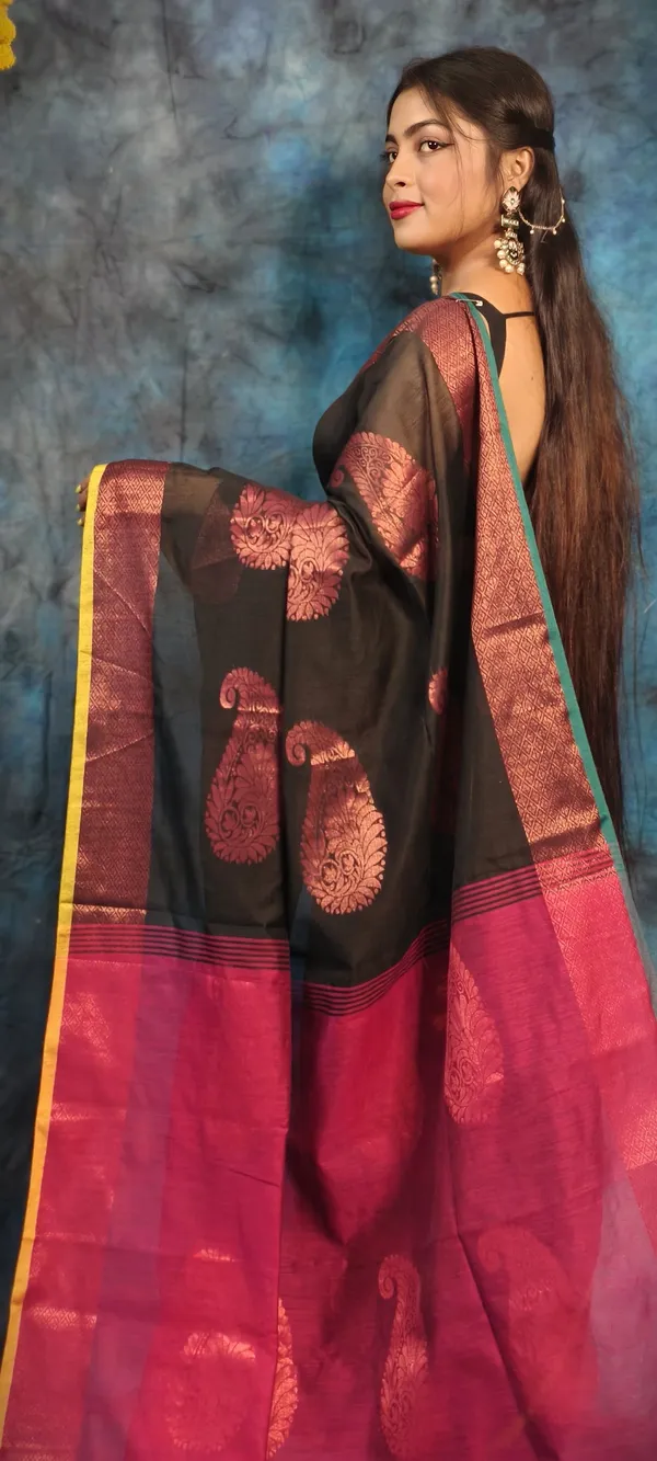 Black_&_Magenta_Pure_Cotton_Handloom_Paisley_Saree_For_Women