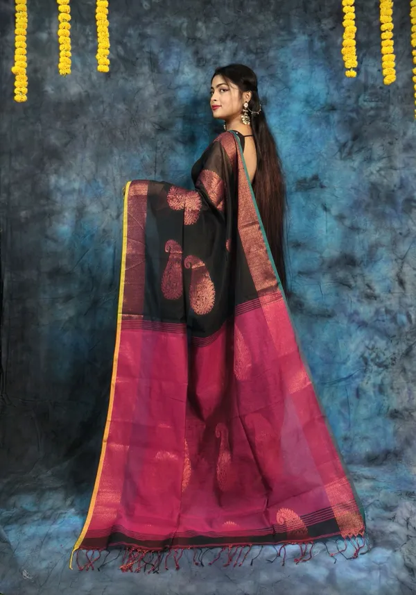 Black_&_Magenta_Pure_Cotton_Handloom_Paisley_Saree_For_Women