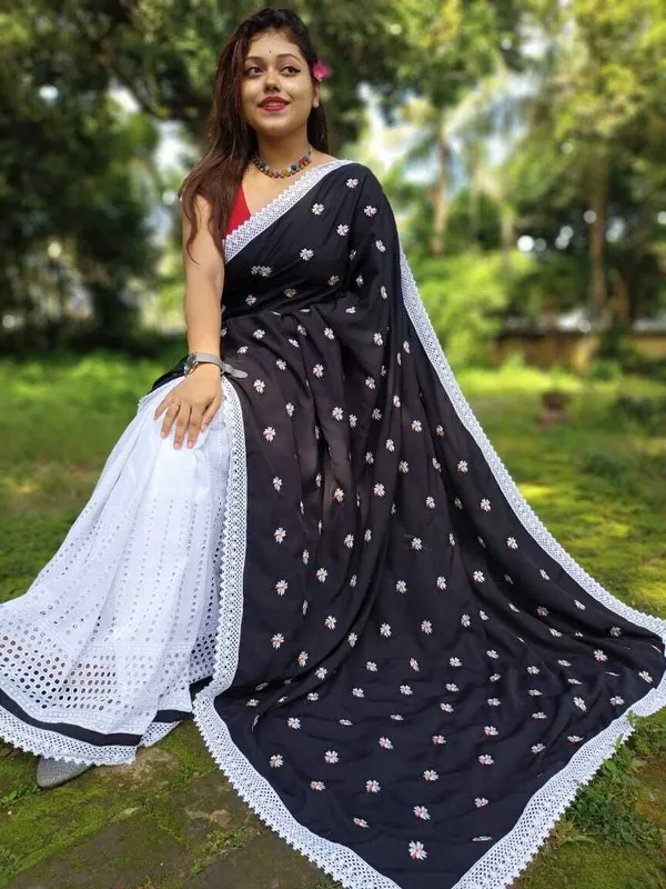 White_&_Black_Cotton_Blend_Handloom_Floral_Print_&_Self_Design_&_Printed_Saree_For_Women