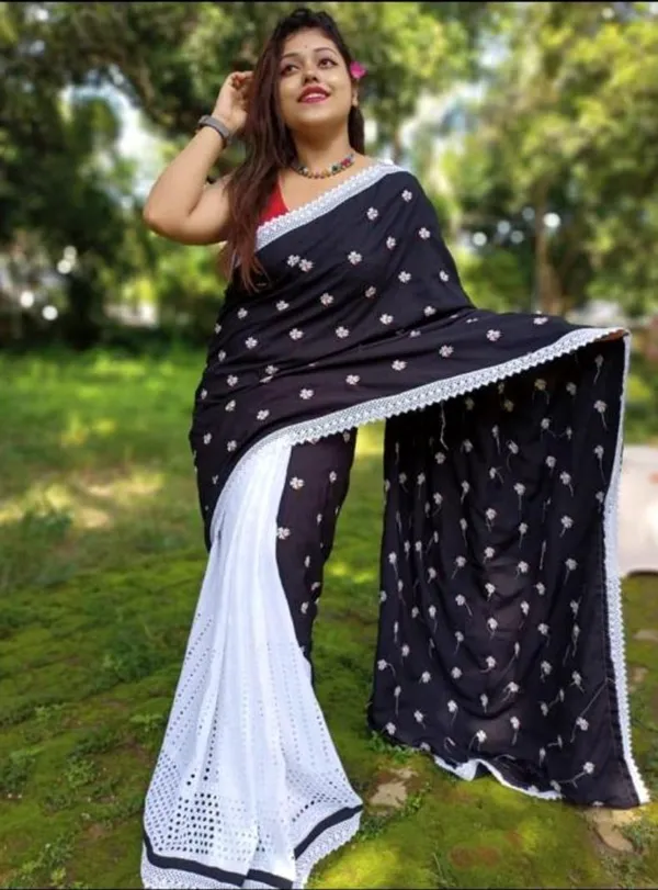 White_&_Black_Cotton_Blend_Handloom_Floral_Print_&_Self_Design_&_Printed_Saree_For_Women
