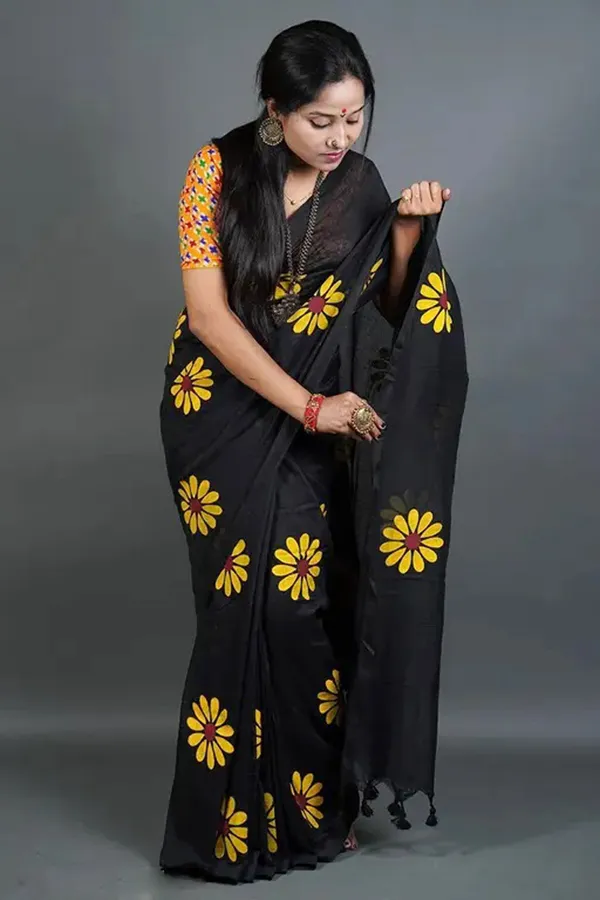 Black_Cotton_Blend_Handloom_Floral_Print_Saree_For_Women