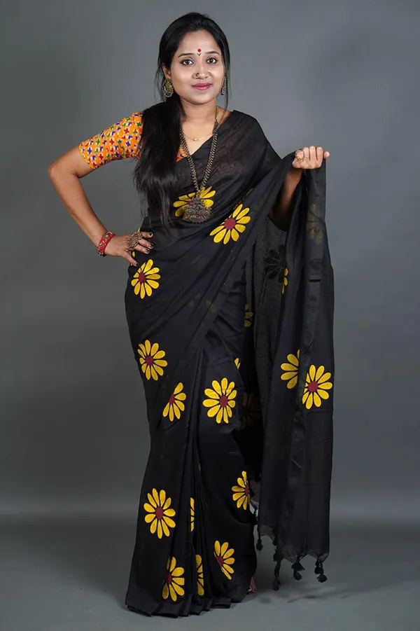 Black_Cotton_Blend_Handloom_Floral_Print_Saree_For_Women