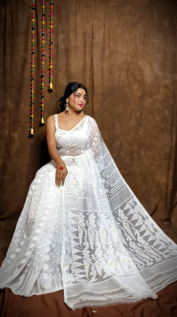 White_Cotton_Linen_Jamdani_Self_Design_Saree_For_Women