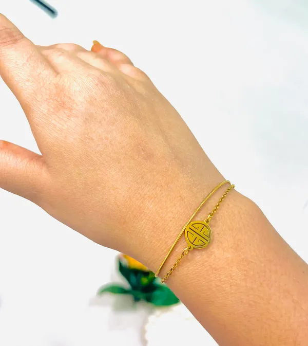 Golden_Minimal_Round_Charm_Bracelet_For_Women