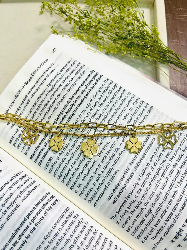 Golden_Clover_Charm_Bracelet_Double_Chain_Design_For_Women
