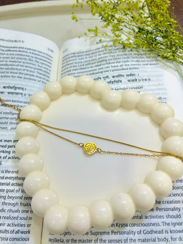 Golden_Minimal_Round_Charm_Bracelet_For_Women