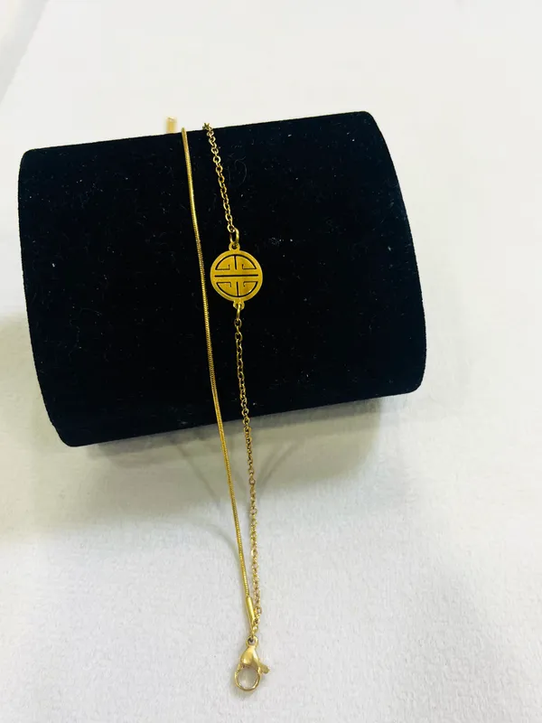 Golden_Minimal_Round_Charm_Bracelet_For_Women