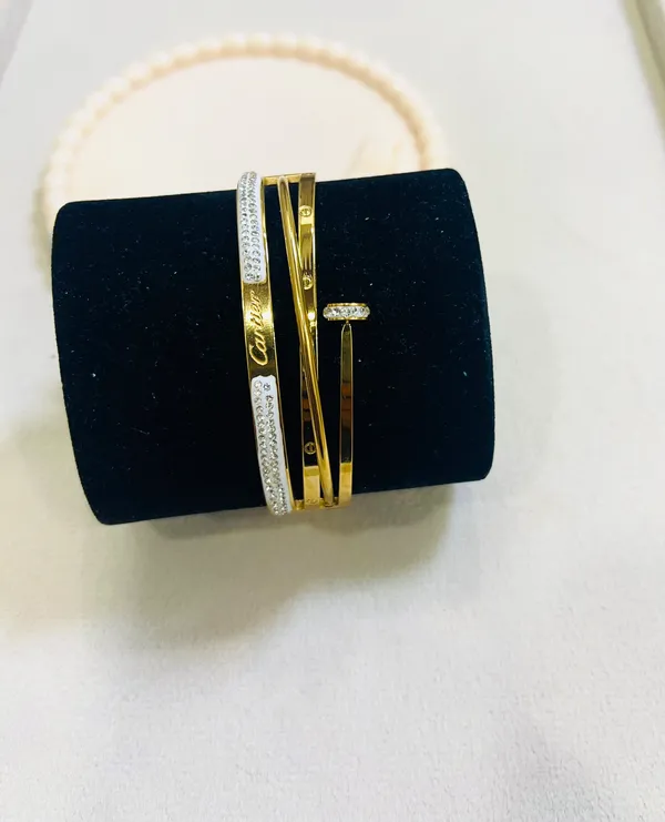 Golden_Luxury_Bracelet_With_Stone_Detailing_For_Women