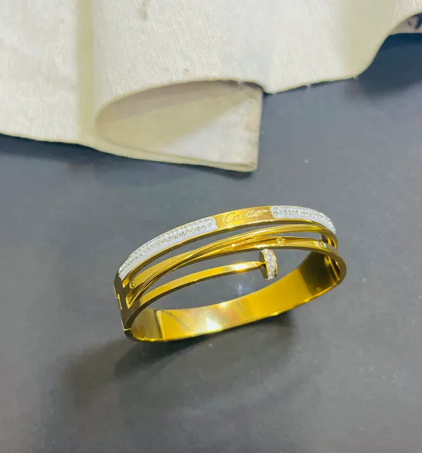 Golden_Luxury_Bracelet_With_Stone_Detailing_For_Women