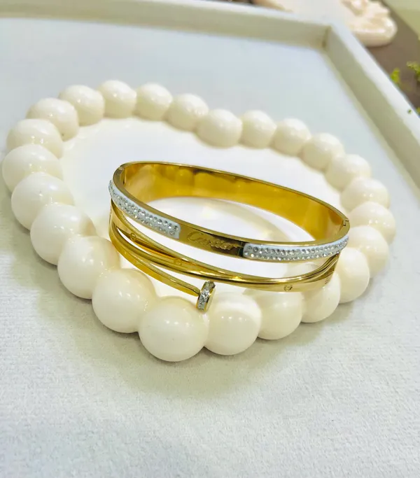 Golden_Luxury_Bracelet_With_Stone_Detailing_For_Women