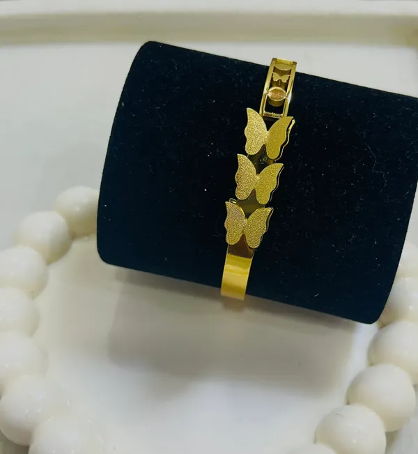 Golden_Luxury_Butterfly_Clasp_Bracelet_For_Women