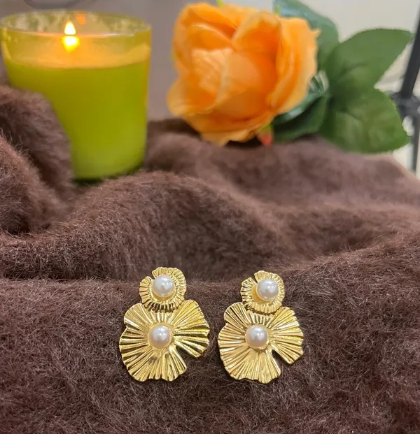 Elegant_Gold_and_Pearl_Drop_Earrings