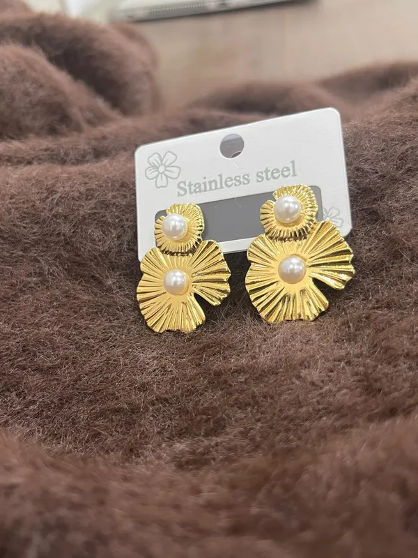 Elegant_Gold_and_Pearl_Drop_Earrings