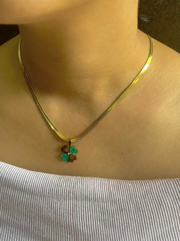 Golden_Snake_Chain_Necklace_With_Clover_Pendant_For_Women