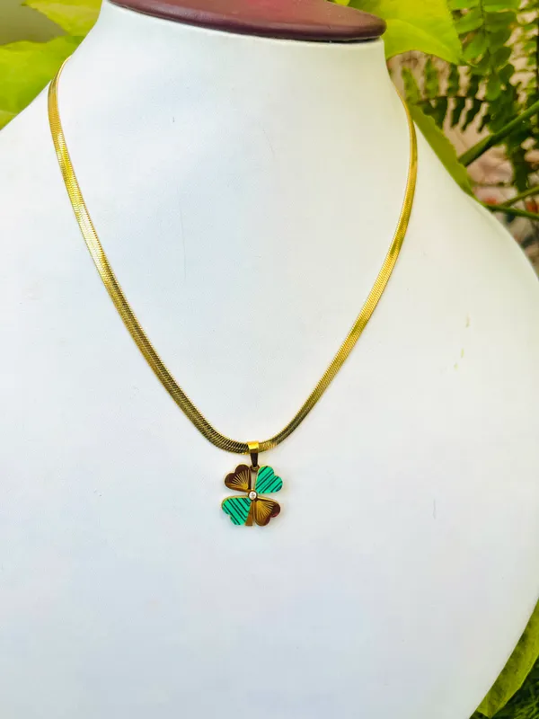 Golden_Snake_Chain_Necklace_With_Clover_Pendant_For_Women