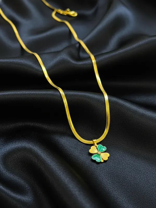 Golden_Snake_Chain_Necklace_With_Clover_Pendant_For_Women
