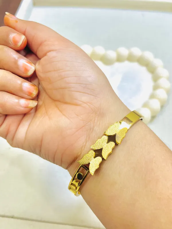 Golden_Luxury_Butterfly_Clasp_Bracelet_For_Women