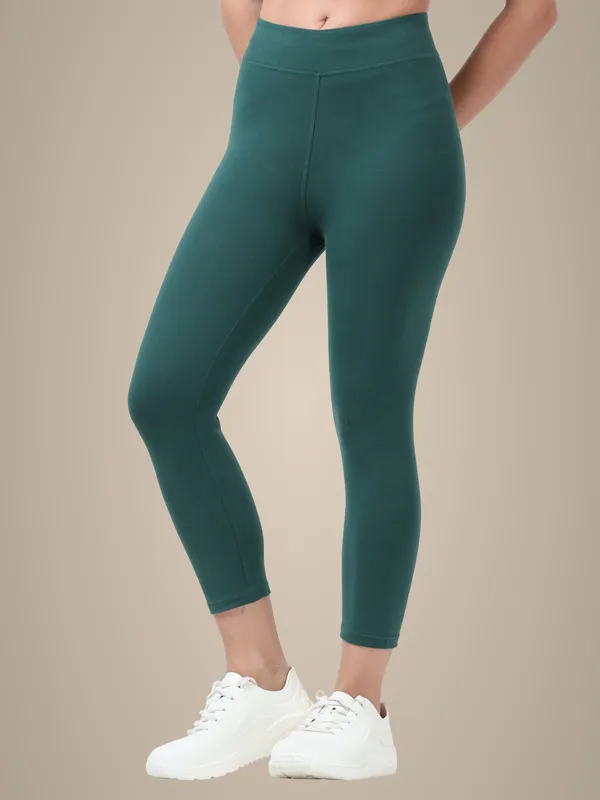 Dark_Green_Cotton_Spandex_Capri_For_Women