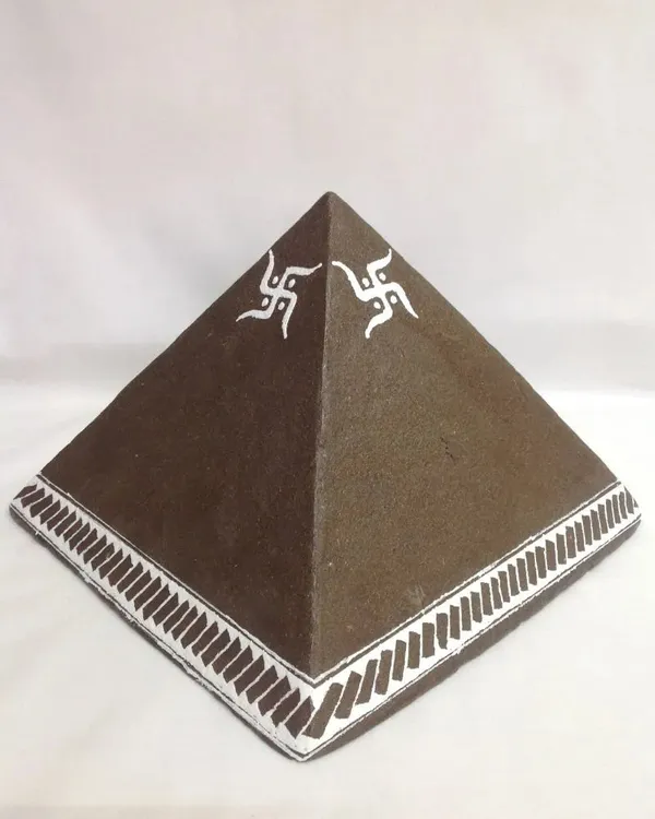 Vastu-Dosh_Nivarak_Gobar_(Cow_Dung)_Pyramid_–_Natural_Remedy_for_Energy_Correction,_Protection_&_Harmony