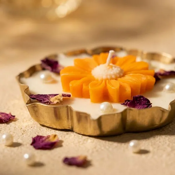 White_Urli_Daisy_Soya_Wax_Candle_For_Home_(Pack_Of_1_)