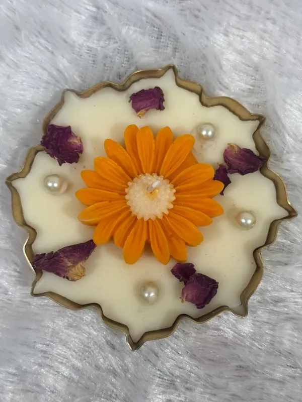 White_Urli_Daisy_Soya_Wax_Candle_For_Home_(Pack_Of_1_)