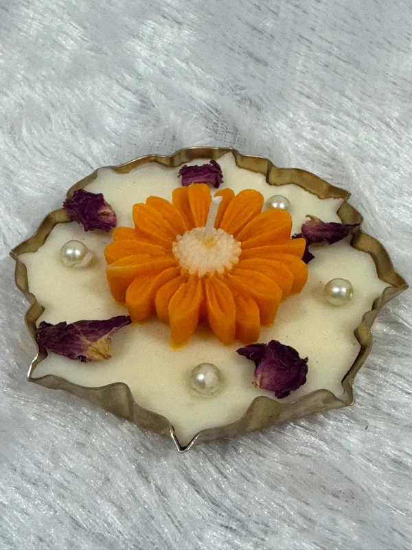 White_Urli_Daisy_Soya_Wax_Candle_For_Home_(Pack_Of_1_)