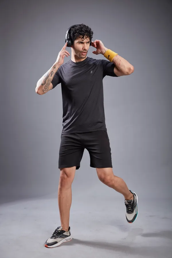Men_Solid_Slim_Fit_Crew_Neck_T-shirt_Black