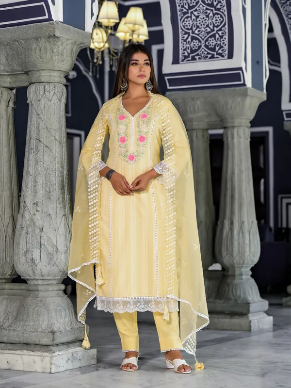 Yellow_Cotton_Premium_And_Elegant_Kurta_Sets_For_Women