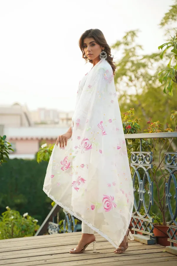 Whate_Georgette_Premium_And_Elegant_Kurta_Sets_For_Women