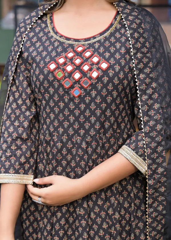 Black_Cotton_Premium_And_Elegant_Kurta_Sets_For_Women
