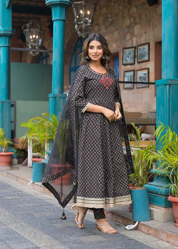 Black_Cotton_Premium_And_Elegant_Kurta_Sets_For_Women