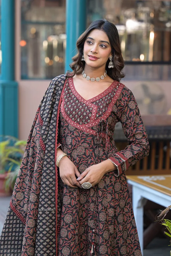 Black_Cotton_Premium_And_Elegant_Kurta_Sets_For_Women