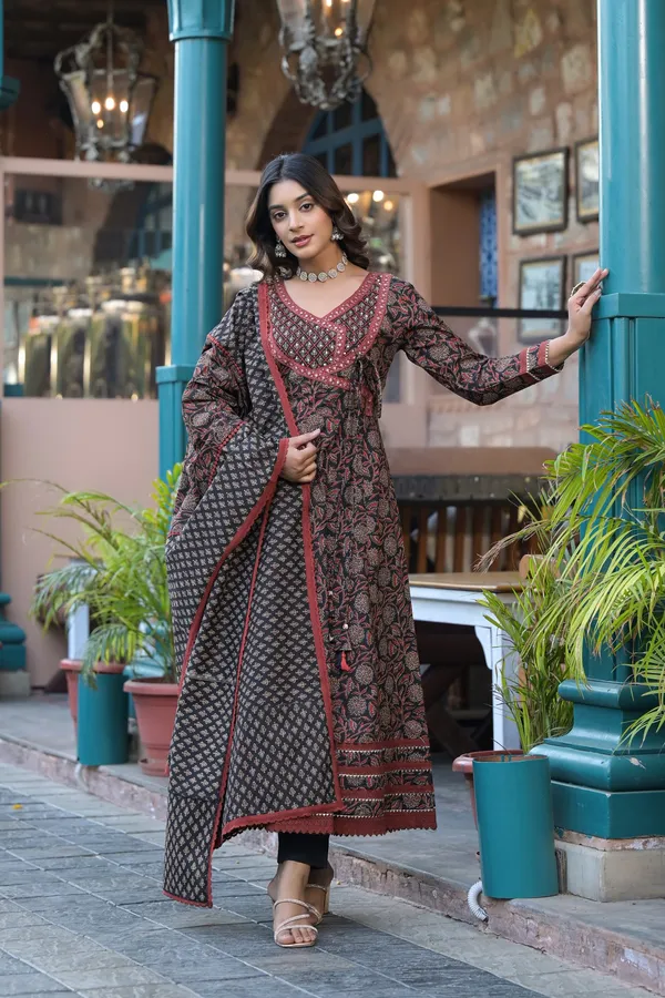Black_Cotton_Premium_And_Elegant_Kurta_Sets_For_Women