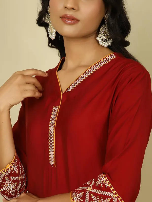 Maroon_Jaipur_Kurti_Maroon_Silk_Blend_Embroidered_Suit_Set