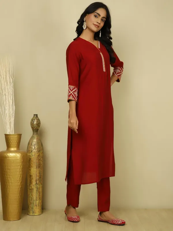 Maroon_Jaipur_Kurti_Maroon_Silk_Blend_Embroidered_Suit_Set