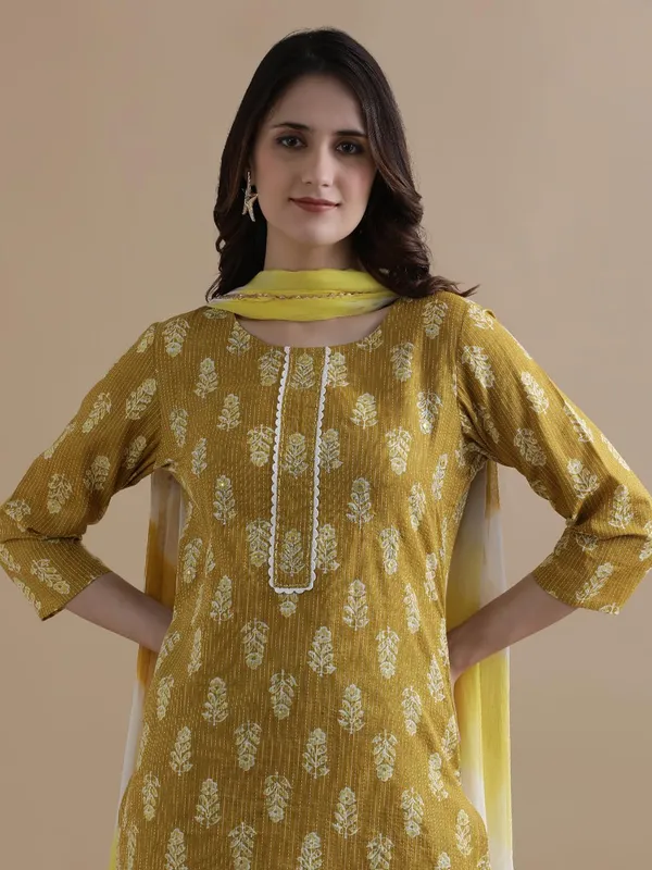 Mustard_Jaipur_Kurti_Floral_Printed_Thread_Work_Pure_Cotton_Kurta_With_Pant_And_Chiffon_Dupatta