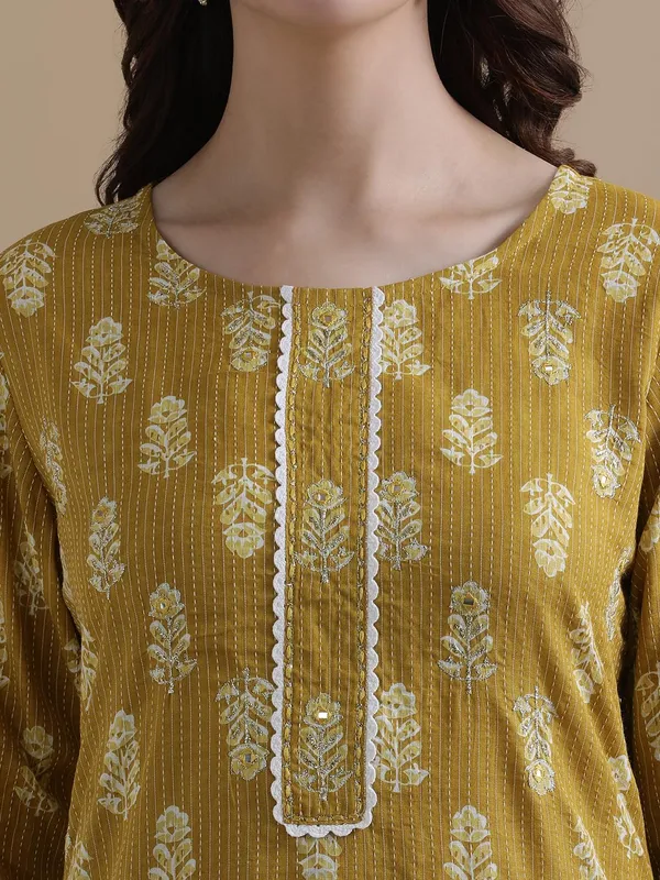 Mustard_Jaipur_Kurti_Floral_Printed_Thread_Work_Pure_Cotton_Kurta_With_Pant_And_Chiffon_Dupatta