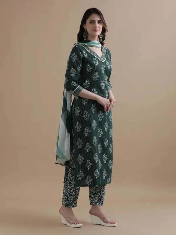 Green_Jaipur_Kurti_Floral_Printed_Gotta_Patti_Pure_Cotton_Kurta_With_Pant_And_Chiffon_Dupatta
