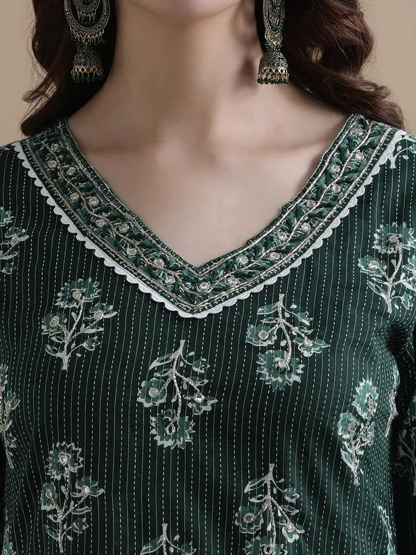 Green_Jaipur_Kurti_Floral_Printed_Gotta_Patti_Pure_Cotton_Kurta_With_Pant_And_Chiffon_Dupatta
