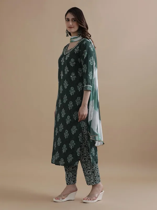 Green_Jaipur_Kurti_Floral_Printed_Gotta_Patti_Pure_Cotton_Kurta_With_Pant_And_Chiffon_Dupatta