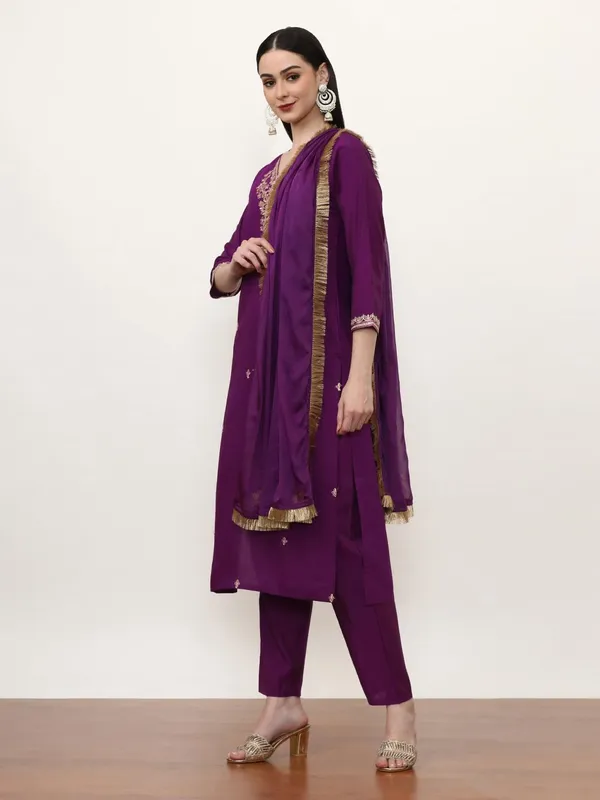Purple_Jaipur_Kurti_Embroidered_Ethnic_Motifs_Kurta_Sets_With_Dupatta